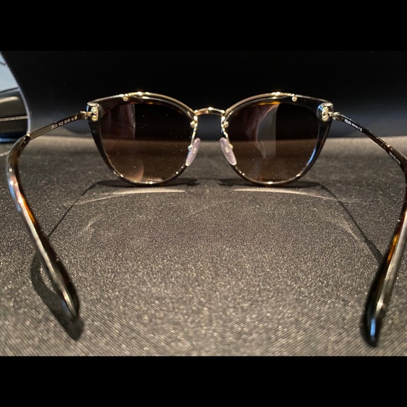 Prada sunglasses - Picture 7 of 9
